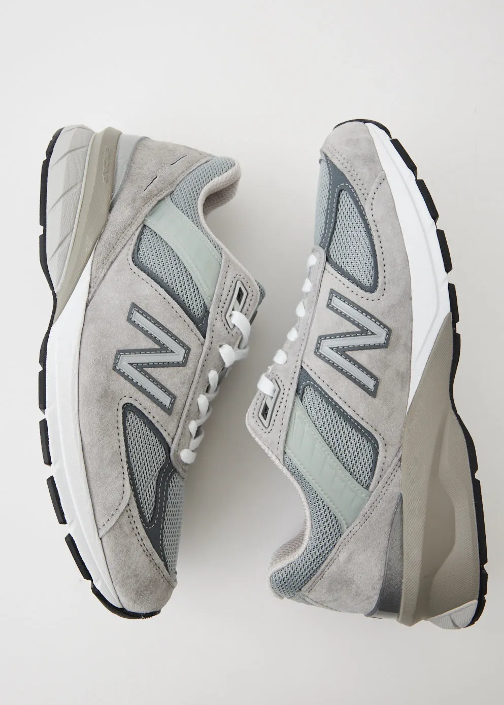 990v5 Sneakers