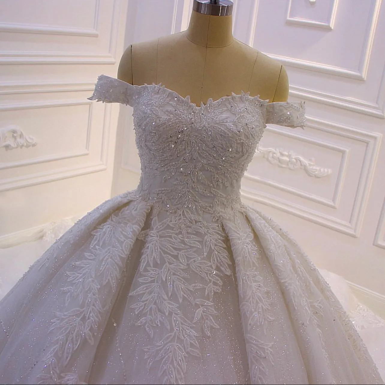 AM161 Lace Applique Beading Shiny Luxury Wedding Dress