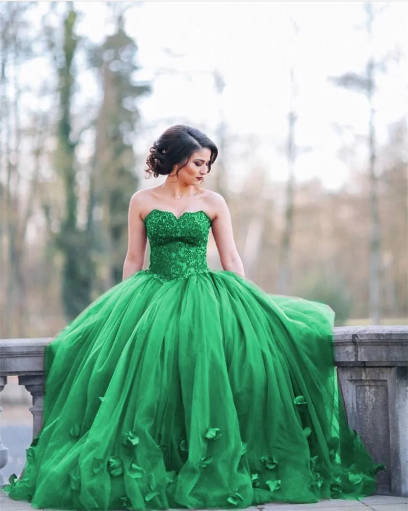 Chic Lace Beading Sweetheart Tulle Ball Gowns Quinceanera Dresses