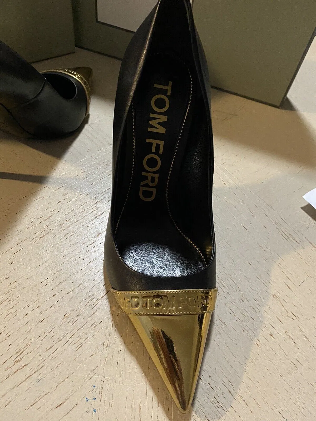 NIB $1150 TOM FORD Women’s Metallic Cap-Toe Logo Pumps Shoes Black/Gold 8/38 Eu