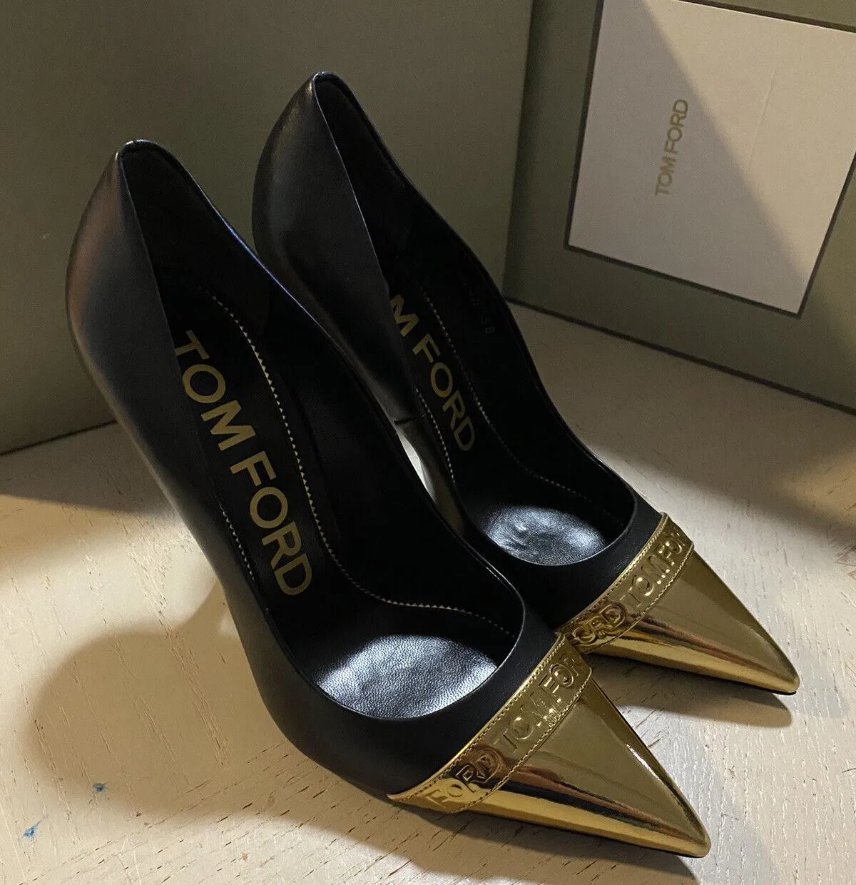 NIB $1150 TOM FORD Women’s Metallic Cap-Toe Logo Pumps Shoes Black/Gold 8/38 Eu